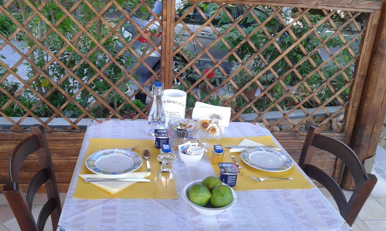 B&B Il Girasole SantʼAnna Arresi Екстериор снимка